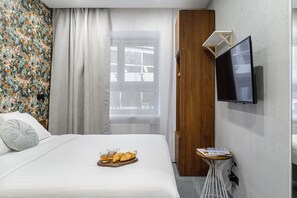 Classic Studio | Living area | 40-inch TV with cable channels