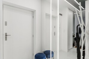 Suite estudio Deluxe | Área de sala de estar | Televisión de 40 pulgadas con canales por cable 