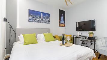 Deluxe studio suite | Luxe beddengoed, verduisterende gordijnen, een strijkplank/strijkijzer