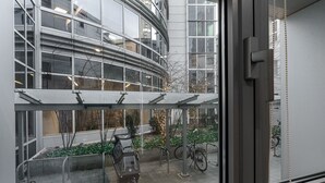 Un edificio moderno con ventanas amplias y un espacio exterior techado.