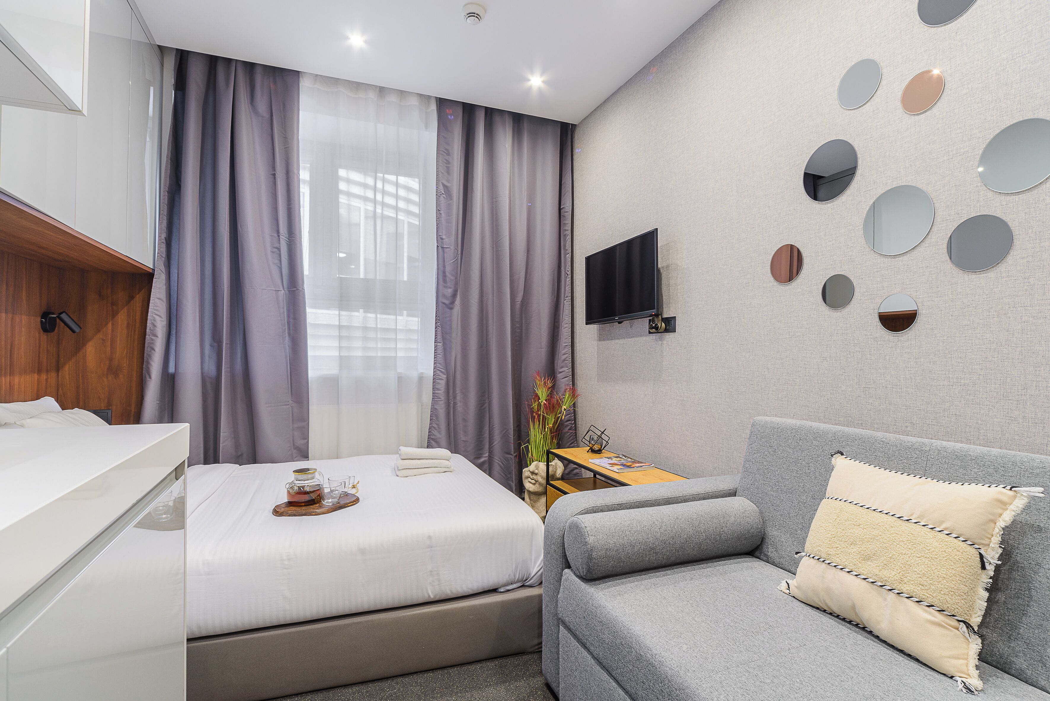 Design Studio | Living area | 40-inch TV with cable channels