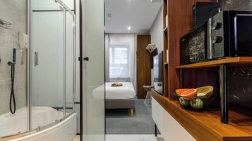 Classic Studio | Living area | 40-inch TV with cable channels