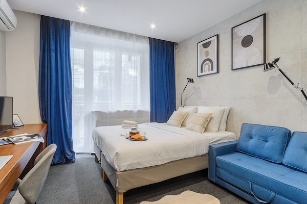 Comfort Studio Suite | Living area | 40-inch TV with cable channels