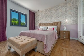 4 bedrooms, iron/ironing board, free WiFi, bed sheets