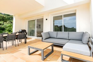 Outdoor dining - Luxueus en Zonnig Appartement in Marbella Oost (Ojén)