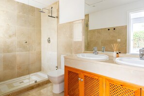Douche, sèche-cheveux, serviettes fournies, papier toilette