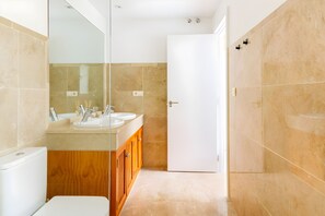Shower, hair dryer, towels, toilet paper - Luxueus en Zonnig Appartement in Marbella Oost (Ojén)