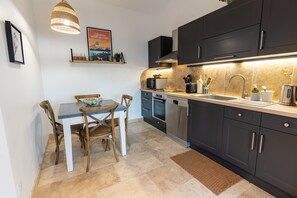 Kühlschrank, Mikrowelle, Ofen, Herdplatte