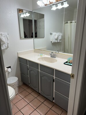 Dusche, Haartrockner, Handtücher, Seife