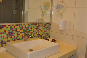 标准双人房 | 浴室 | 吹风机、毛巾