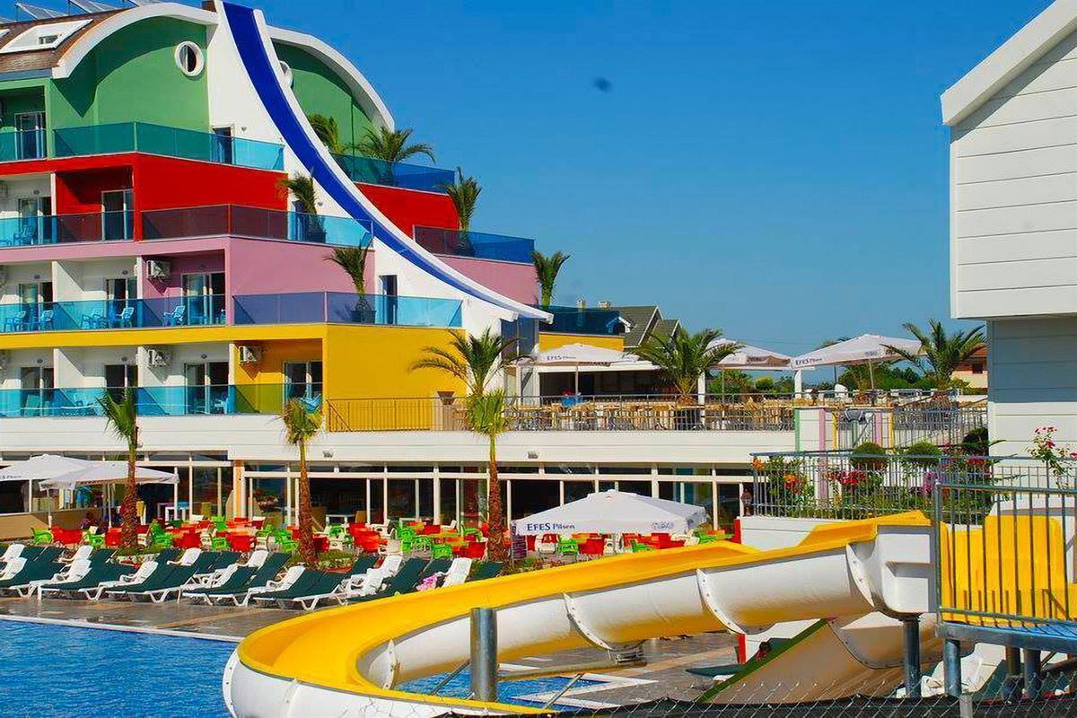 室外游泳池，池畔遮阳伞，日光浴躺椅