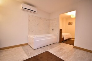 Family Room | Jetted bathtub