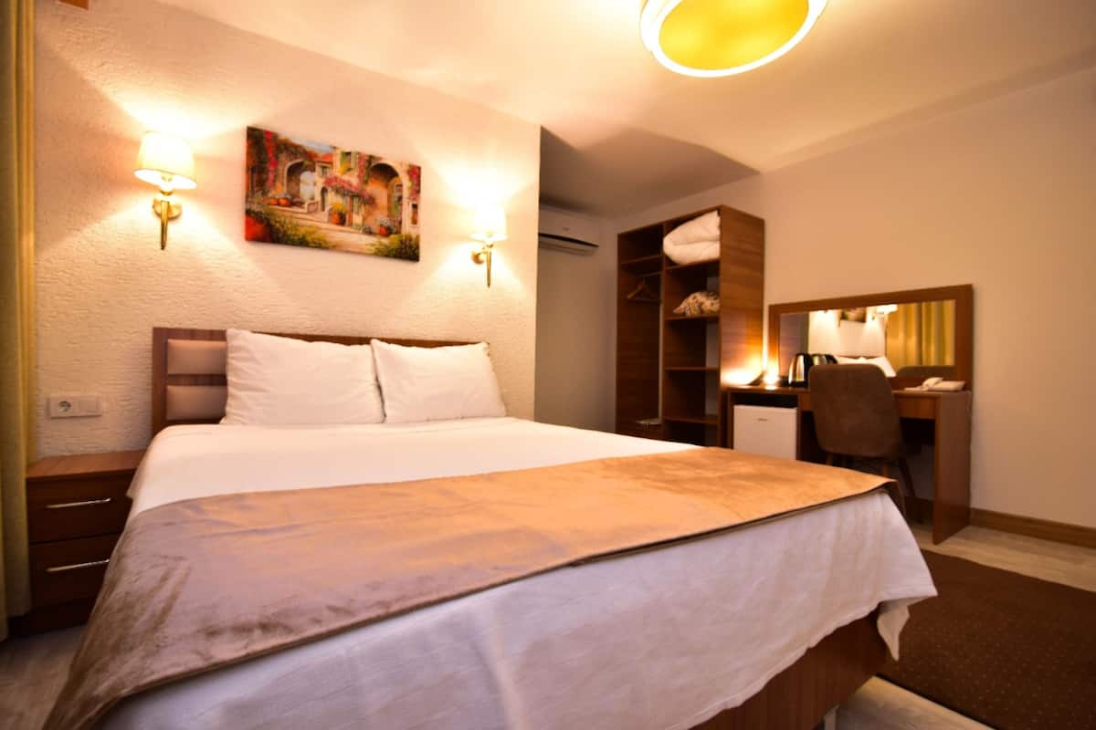 Standard Room | Desk, soundproofing, free WiFi, bed sheets