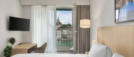 River Double Room | Hypo-allergenic bedding, down comforters, in-room safe, desk