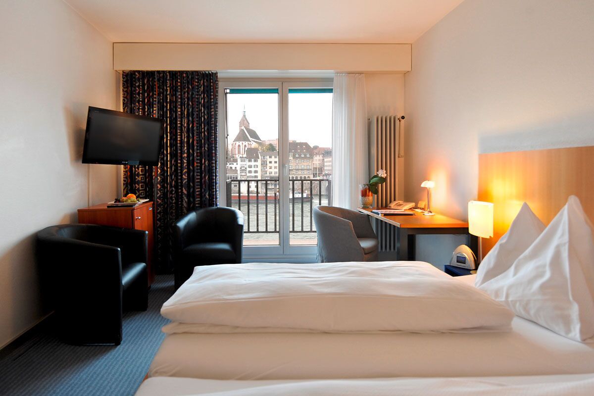 Junior Suite | Down comforters, in-room safe, desk, free WiFi