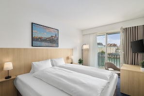 River Double Room with Balcony | Ropa de cama hipoalergénica y edredón