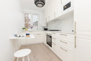 Microwave, dishwasher, coffee/tea maker, cookware/dishes/utensils - Modern Two-bedroom Warsaw by Renters (Warsaw)