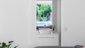 4 bedrooms, iron/ironing board, free WiFi, bed sheets - Rubber Soul - a tranquil holiday retreat nestled in the heart of breathtaking Byron Bay (Byron Bay)