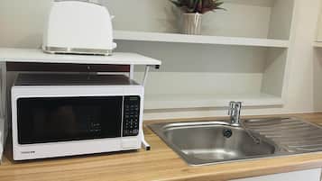 Apartament | Cuina privada | Frigorífic, microones, bullidora elèctrica i torradora