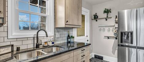 Jääkaappi, mikroaaltouuni, uuni, liesi