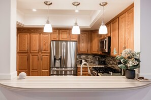 Een koelkast, een microgolfoven, een oven, een kookplaat