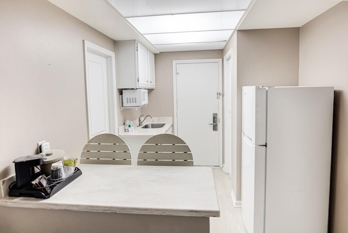 Kühlschrank, Mikrowelle, Wasserkocher mit Kaffee-/Teezubehör