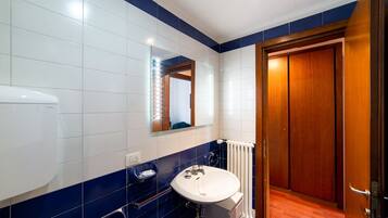 Apartamento exclusivo | Banheiro | Secador de cabelo, bidê, toalhas de banho, sabonete