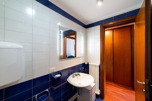 Appartement Exclusif | Salle de bain | SĂšche-cheveux, bidet, serviettes fournies, savon