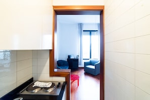 Exclusief appartement | Privékeuken | Een koelkast met diepvriezer, een microgolfoven, een kookplaat