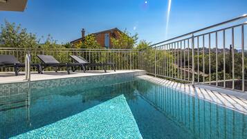 Kolam renang terbuka bermusim