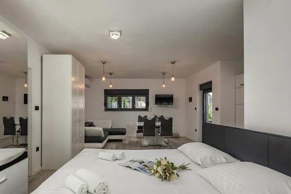 Family House, Multiple Bedrooms (Pool House Old Town) | 3 bedrooms, free WiFi, bed sheets