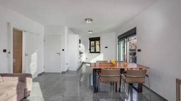 Familienhaus, Mehrere Schlafzimmer (Pool House Old Town) | Speisen