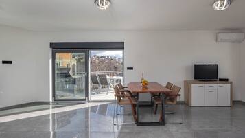Family House, Multiple Bedrooms (Pool House Old Town) | Dining