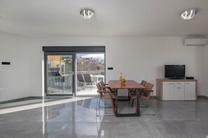 Family House, Multiple Bedrooms (Pool House Old Town) | Dining