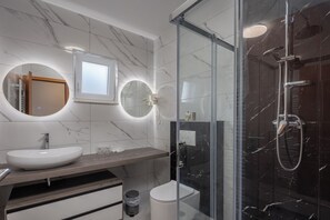 Douche, sèche-cheveux, serviettes fournies, savon