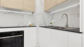 Oven, dishwasher, cookware/dishes/utensils, freezer