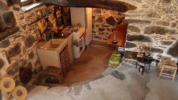 Refrigerador, parrilla de estufa, cafetera y tetera y tostadora