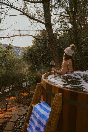 Outdoor spa tub - Award-winning A-frame in Julian. Luxe interiors, gorgeous sunset views, cedar hot tub, and total mountain serenity. (Julian)