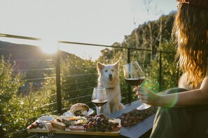 Outdoor dining - Award-winning A-frame in Julian. Luxe interiors, gorgeous sunset views, cedar hot tub, and total mountain serenity. (Julian)