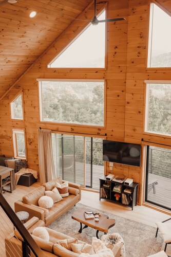 Award-winning A-frame in Julian, Luxe interiors, epic views, cedar tub and total mountain serenity.