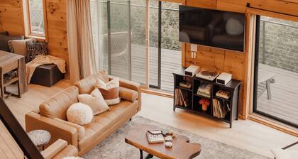 Award-winning A-frame in Julian, Luxe interiors, epic views, cedar tub and total mountain serenity.