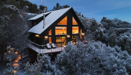 Award-winning A-frame in Julian, Luxe interiors, epic views, cedar tub and total mountain serenity.