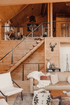 Smart TV, fireplace, offices - Award-winning A-frame in Julian, Luxe interiors, epic views, cedar tub and total mountain serenity. (Julian)