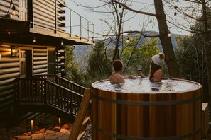 Outdoor spa tub - Award-winning A-frame in Julian. Luxe interiors, gorgeous sunset views, cedar hot tub, and total mountain serenity. (Julian)