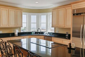 Een koelkast, een koffiezetapparaat/waterkoker