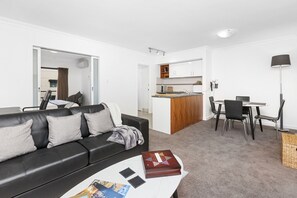 Smart TV, offices - City View 1BR Gem on Mounts Bay Road (Perth)
