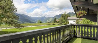 Capanna 3.5-room holiday flat with panoramic view and a large garden