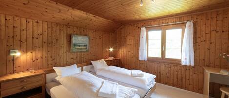3 habitaciones, escritorio, wifi gratis y ropa de cama