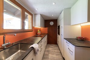 Wasserkocher mit Kaffee-/Teezubehör, Kühlschrank, Ofen, Herdplatte