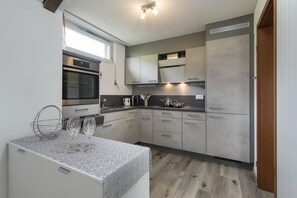 Réfrigérateur, four à micro-ondes, un four, surface de cuisson